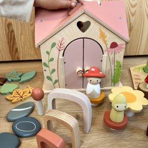 drewniany leśny domek z laleczkami