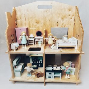 domek dla lalek z drewnianymi mebelkami