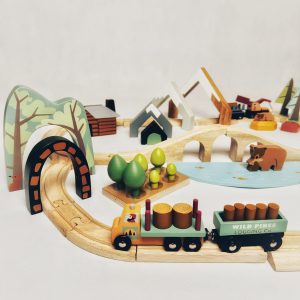 drewniany pociag i trasa torow dla dzieci