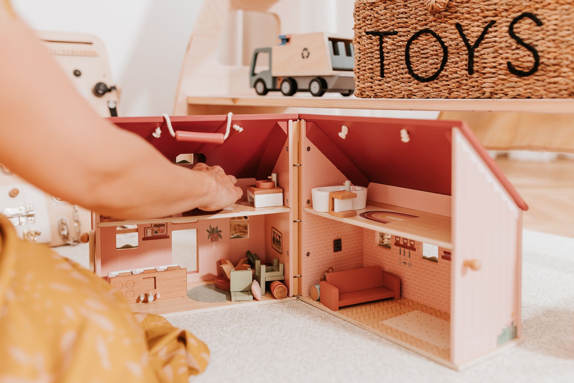 drewniane zabawki w mobilnej bawialni dla dzieci